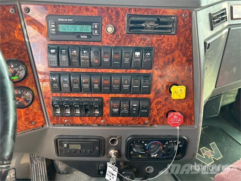 Western Star 4900 8x4 Tri/A Sleeper Truck Tractor Влекачи