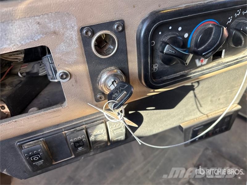 Western Star 4900 8x4 Twin-Steer T/A Dump Truck Camion benne