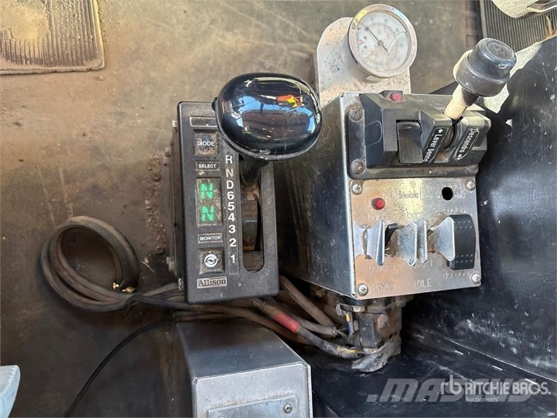 Western Star 4900 8x4 Twin-Steer T/A Dump Truck Camion benne