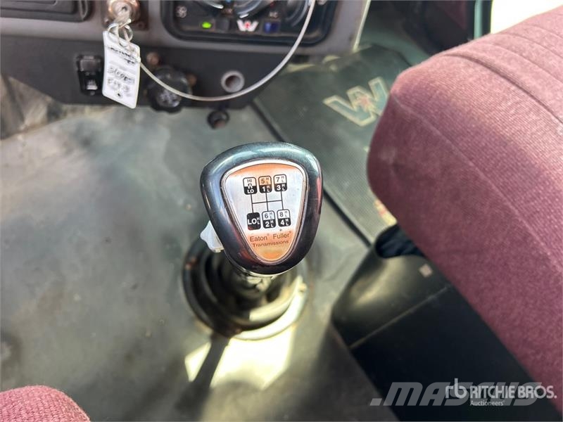 Western Star 4900 8x4 Tri/A Sleeper Truck Tractor Влекачи