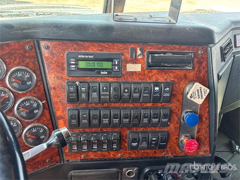 Western Star 4900 8x6 Tri/A Sleeper Truck Tractor Влекачи