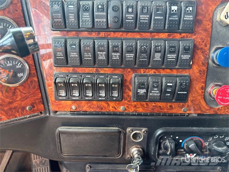 Western Star 4900 8x6 Tri/A Sleeper Truck Tractor Влекачи