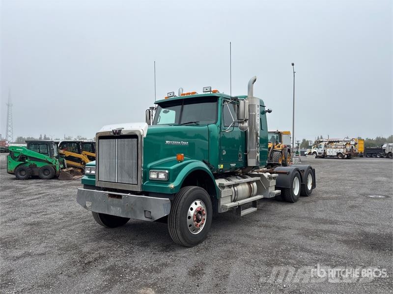 Western Star 4900SA 6x4 T/A Sleeper Truck Tractor Vetopöytäautot