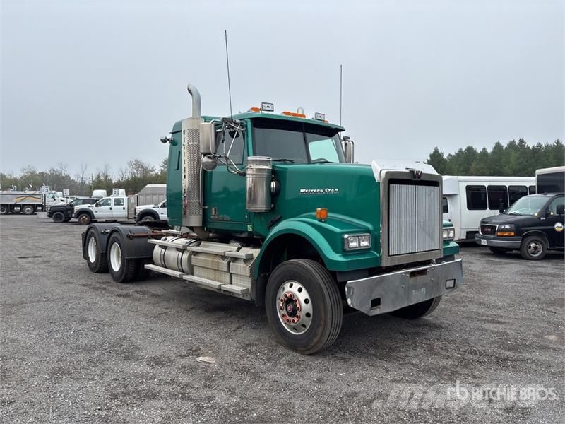 Western Star 4900SA 6x4 T/A Sleeper Truck Tractor Vetopöytäautot