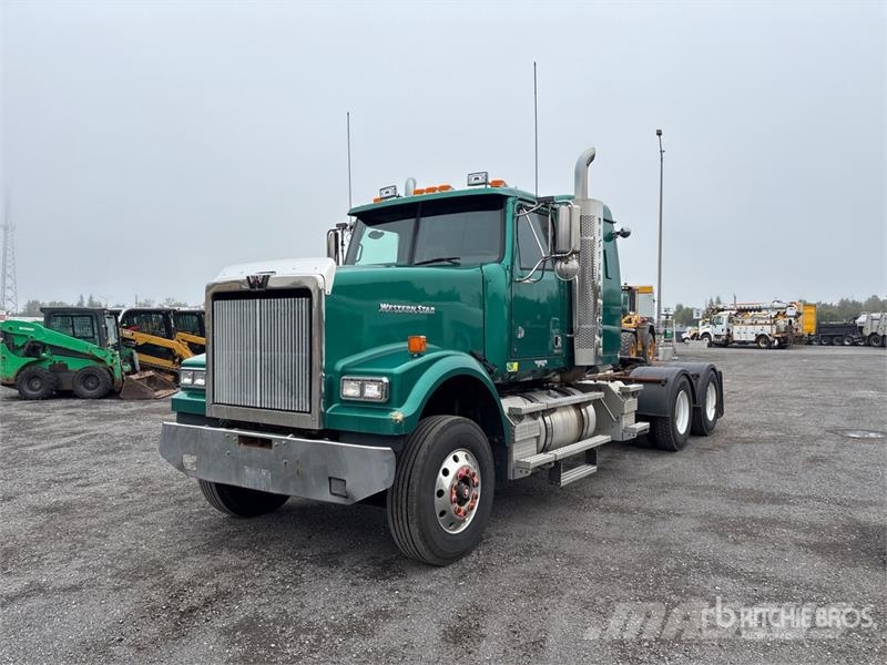 Western Star 4900SA 6x4 T/A Sleeper Truck Tractor Vetopöytäautot