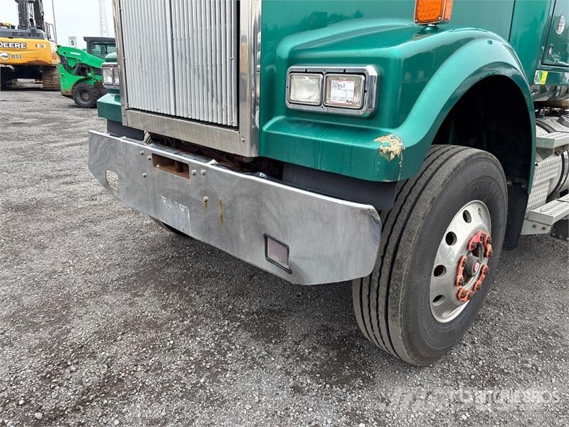 Western Star 4900SA 6x4 T/A Sleeper Truck Tractor Vetopöytäautot