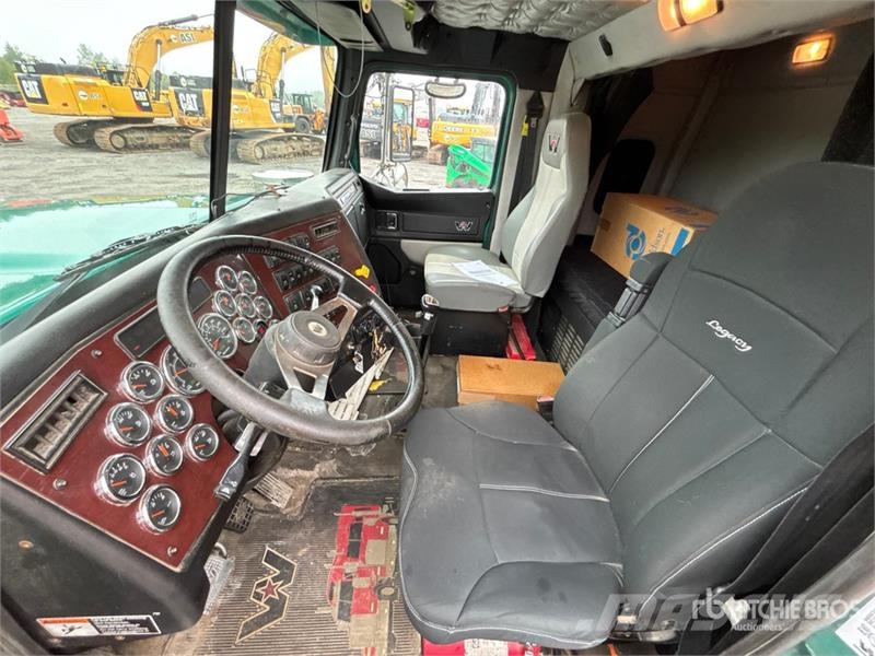 Western Star 4900SA 6x4 T/A Sleeper Truck Tractor Vetopöytäautot
