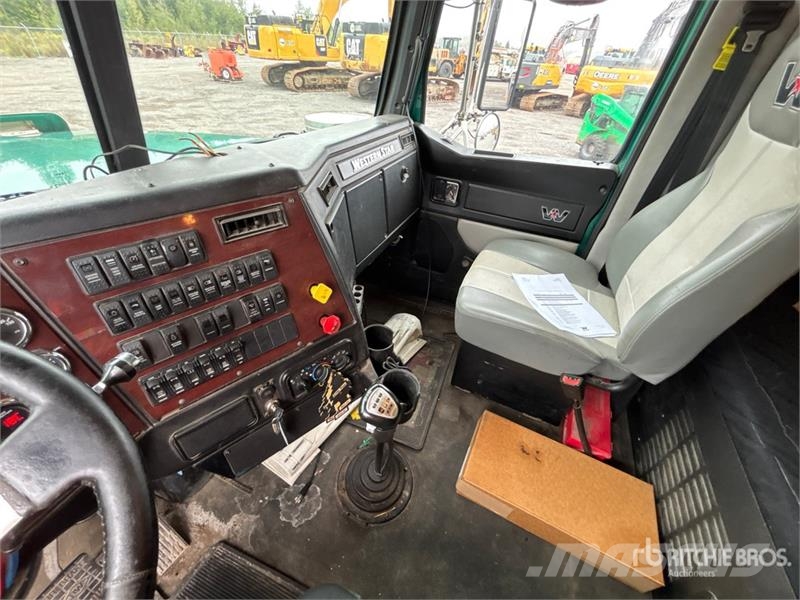 Western Star 4900SA 6x4 T/A Sleeper Truck Tractor Vetopöytäautot