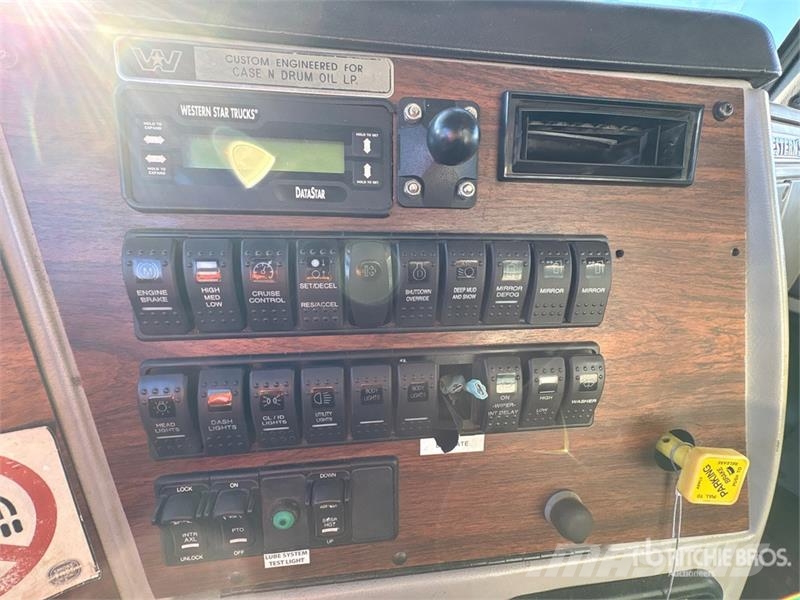 Western Star 4900SB 6x4 Van Truck شاحنات ذات هيكل صندوقي