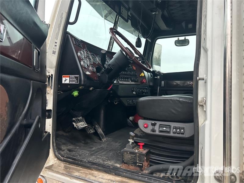 Western Star 4900SB 8x4 Tri/A Day Cab Truck Tractor Cabezas tractoras