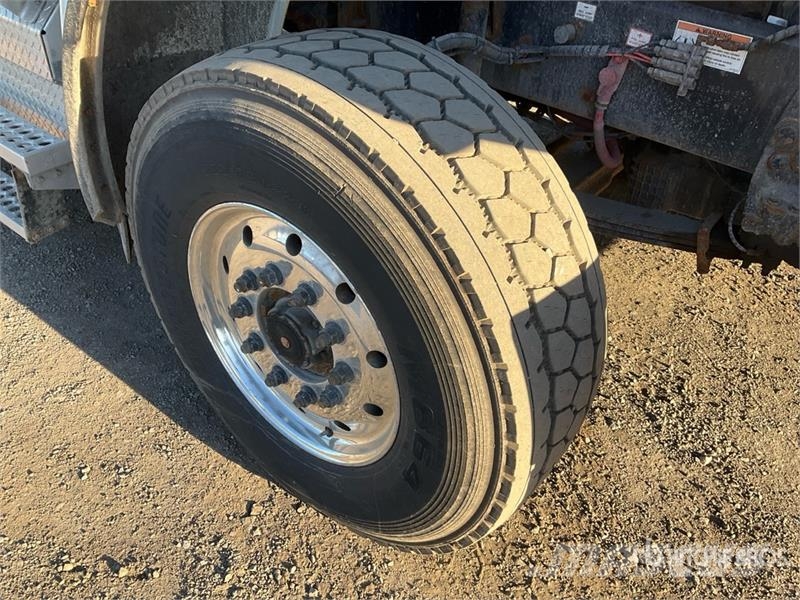 Western Star 4900SB 8x4 Tri/A Day Cab Truck Tractor Седельные тягачи