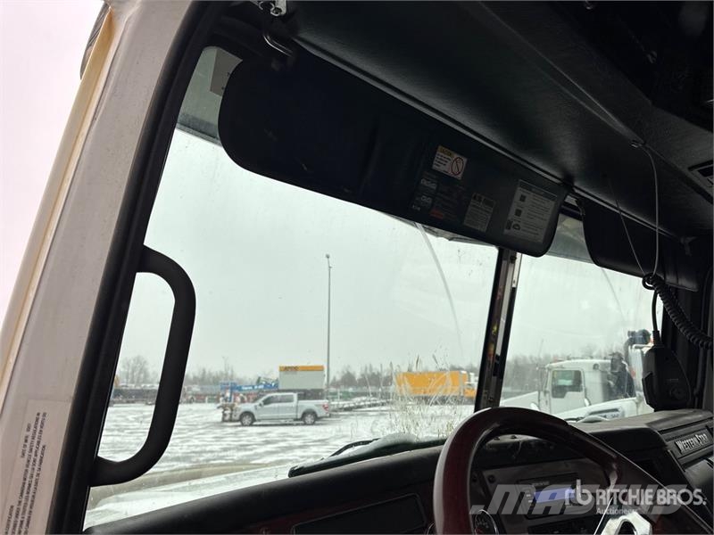 Western Star 4900SB 8x4 Tri/A Day Cab Truck Tractor Седельные тягачи