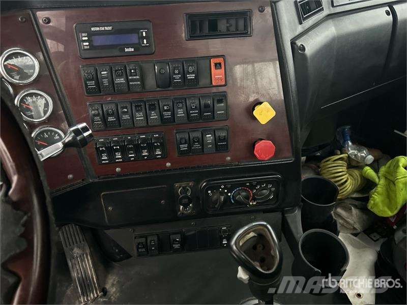 Western Star 4900SB 8x4 Tri/A Day Cab Truck Tractor Cabezas tractoras