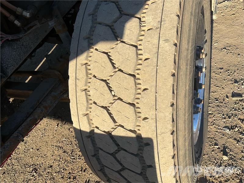 Western Star 4900SB 8x4 Tri/A Day Cab Truck Tractor Седельные тягачи