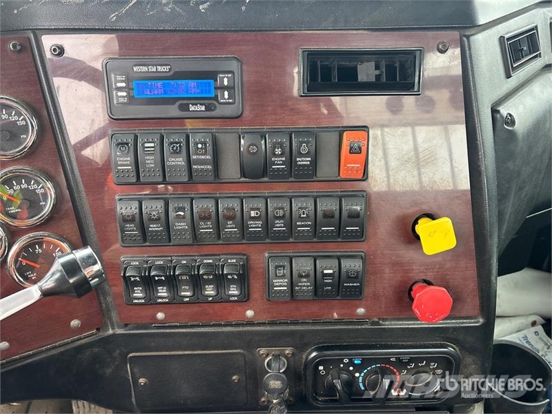 Western Star 4900SB 8x4 Tri/A Day Cab Truck Tractor Седельные тягачи