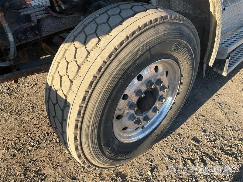Western Star 4900SB 8x4 Tri/A Day Cab Truck Tractor Седельные тягачи