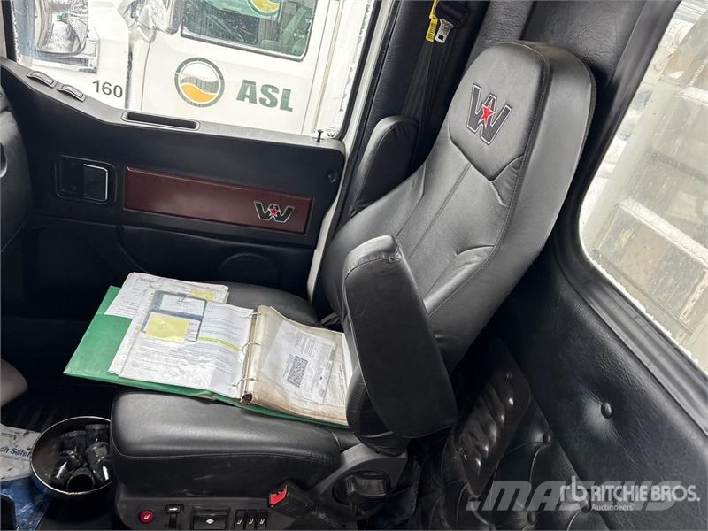Western Star 4900SB 8x4 Tri/A Day Cab Truck Tractor Седельные тягачи