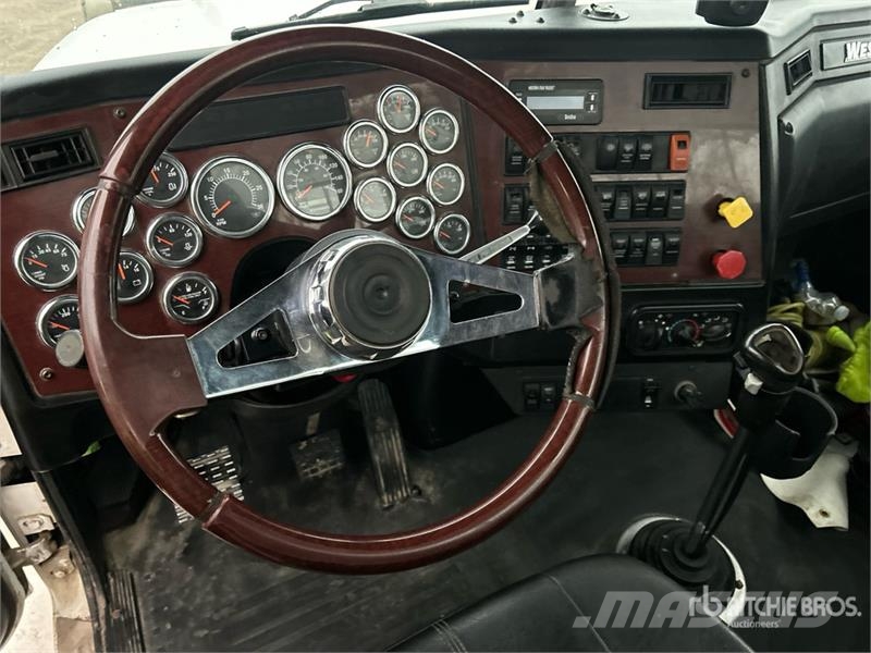 Western Star 4900SB 8x4 Tri/A Day Cab Truck Tractor Cabezas tractoras