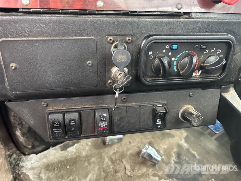 Western Star 4900SB 8x4 Tri/A Day Cab Truck Tractor Седельные тягачи