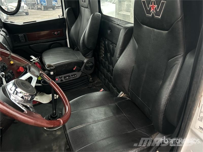 Western Star 4900SB 8x4 Tri/A Day Cab Truck Tractor Cabezas tractoras