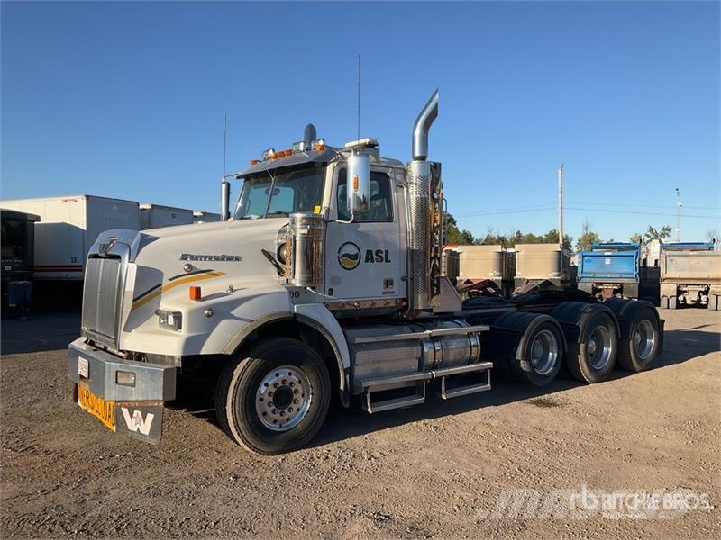 Western Star 4900SB 8x4 Tri/A Day Cab Truck Tractor Седельные тягачи