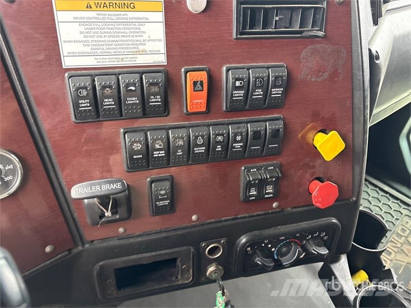 Western Star 5700 6x2 T/A Sleeper Truck Tractor 牵引车