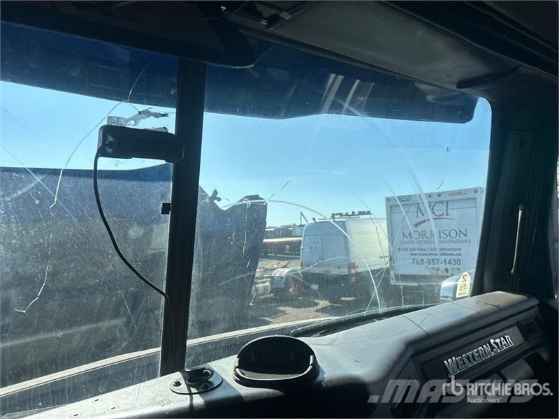 Western Star 5700 6x2 T/A Sleeper Truck Tractor (Inoperable) Влекачи