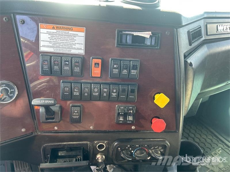 Western Star 5700 6x2 T/A Sleeper Truck Tractor (Inoperable) Влекачи