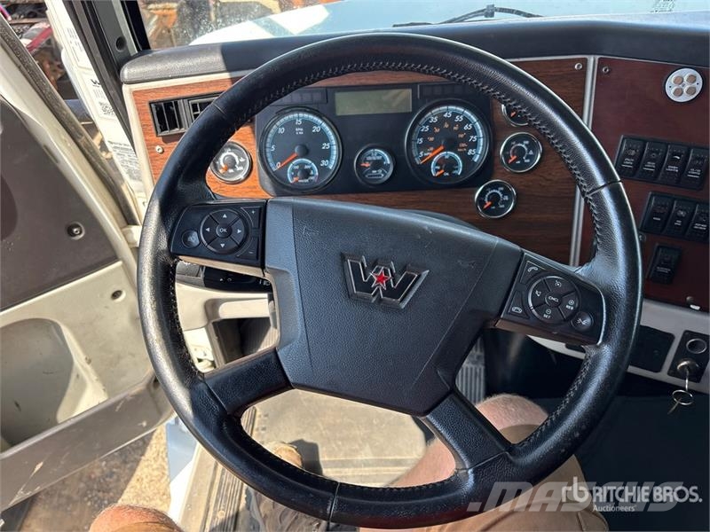Western Star 5700 6x4 T/A Sleeper Truck Tractor (Inoperable) Vetopöytäautot
