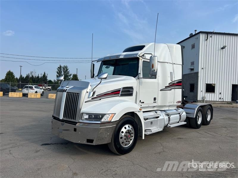 Western Star 5700 6x4 T/A Sleeper Truck Tractor Vetopöytäautot