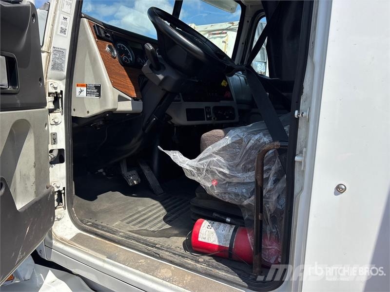 Western Star 5700 6x4 T/A Sleeper Truck Tractor (Inoperable) Vetopöytäautot