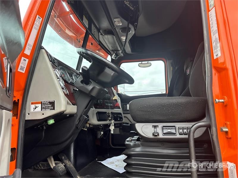 Western Star 5700 6x4 T/A Sleeper Truck Tractor Sadulveokid