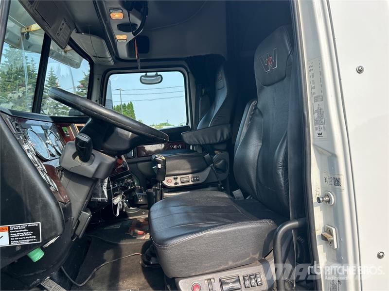 Western Star 5700 6x4 T/A Sleeper Truck Tractor Vetopöytäautot