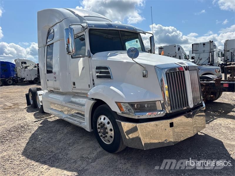 Western Star 5700 6x4 T/A Sleeper Truck Tractor (Inoperable) Vetopöytäautot