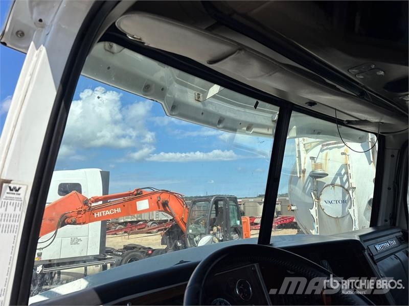 Western Star 5700 6x4 T/A Sleeper Truck Tractor (Inoperable) Vetopöytäautot