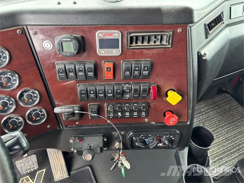 Western Star 5700 6x4 T/A Sleeper Truck Tractor Влекачи