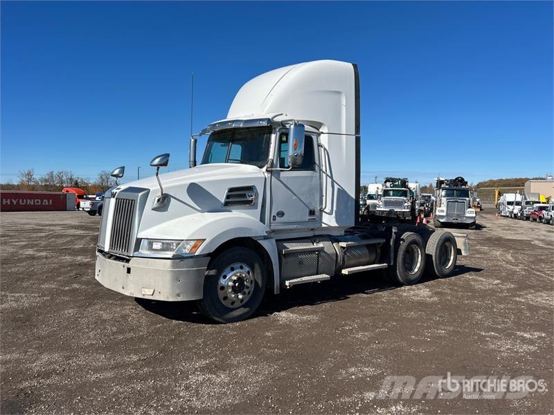 Western Star 5700 6x4 T/A Day Cab Truck Tractor 牵引车
