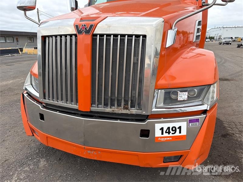 Western Star 5700 6x4 T/A Sleeper Truck Tractor Trekkvogner