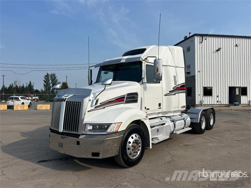 Western Star 5700 6x4 T/A Sleeper Truck Tractor Vetopöytäautot