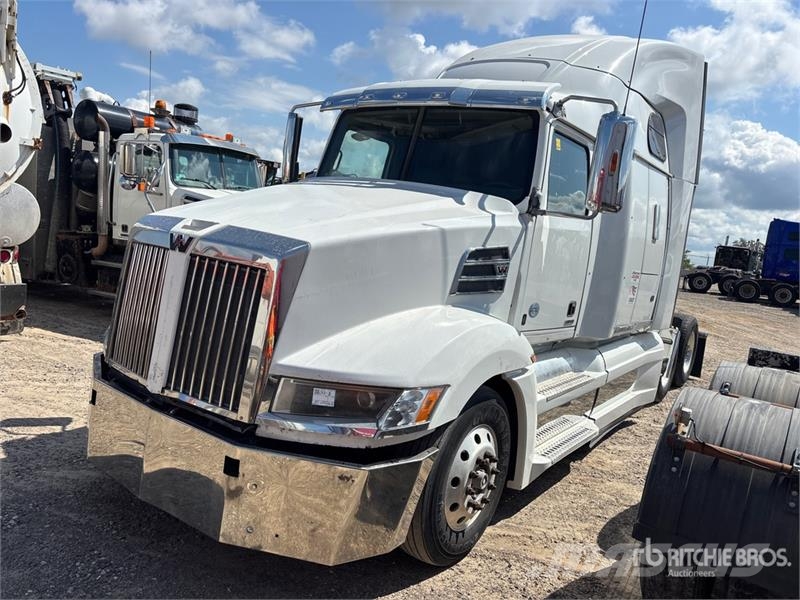Western Star 5700 6x4 T/A Sleeper Truck Tractor (Inoperable) Vetopöytäautot