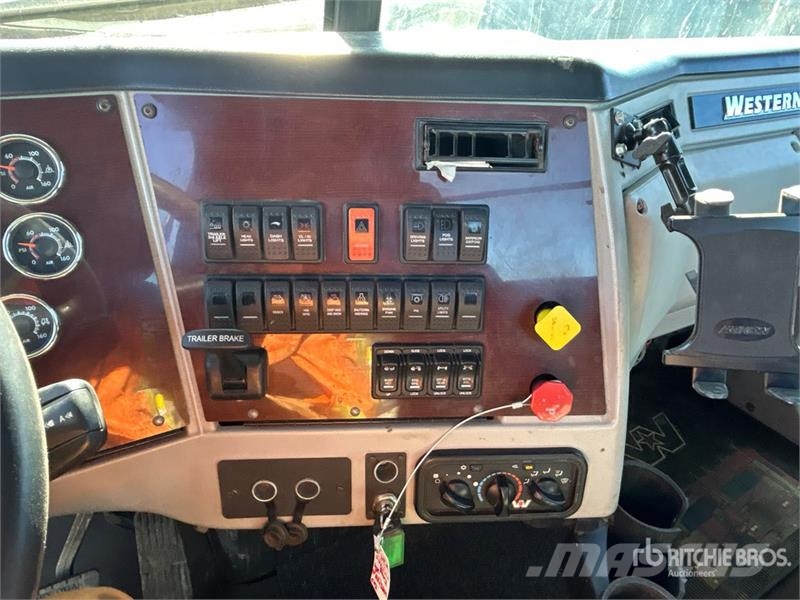 Western Star 5700 6x4 T/A Day Cab Truck Tractor 牵引车