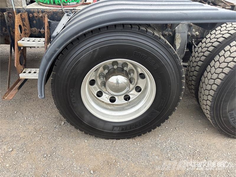 Western Star 5700 6x4 T/A Sleeper Truck Tractor Sadulveokid