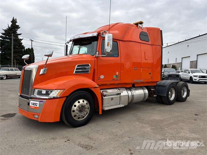 Western Star 5700 6x4 T/A Sleeper Truck Tractor Sadulveokid