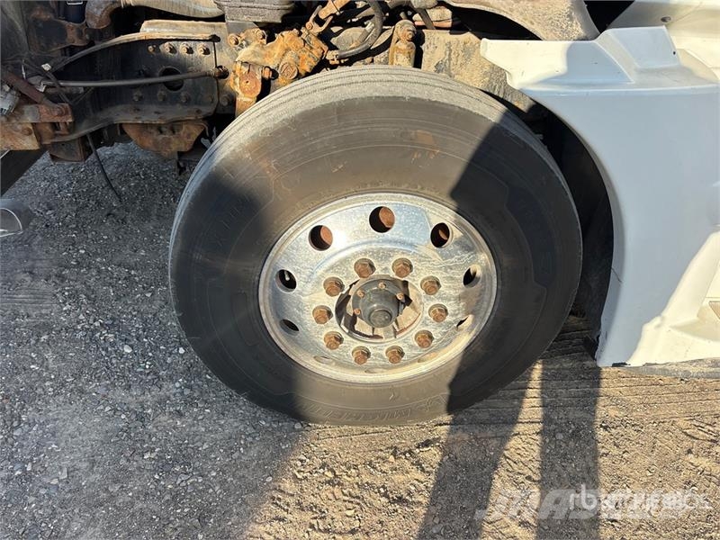 Western Star 5700 XE 6x4 T/A Sleeper Truck Tractor 牵引车