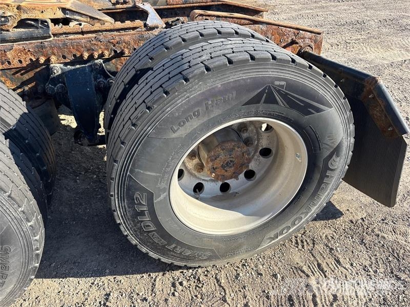 Western Star 5700 XE 6x4 T/A Sleeper Truck Tractor 牵引车