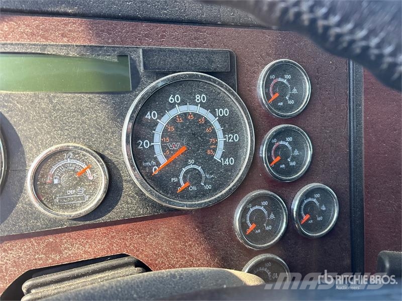Western Star 5700 XE 6x4 T/A Sleeper Truck Tractor 牵引车