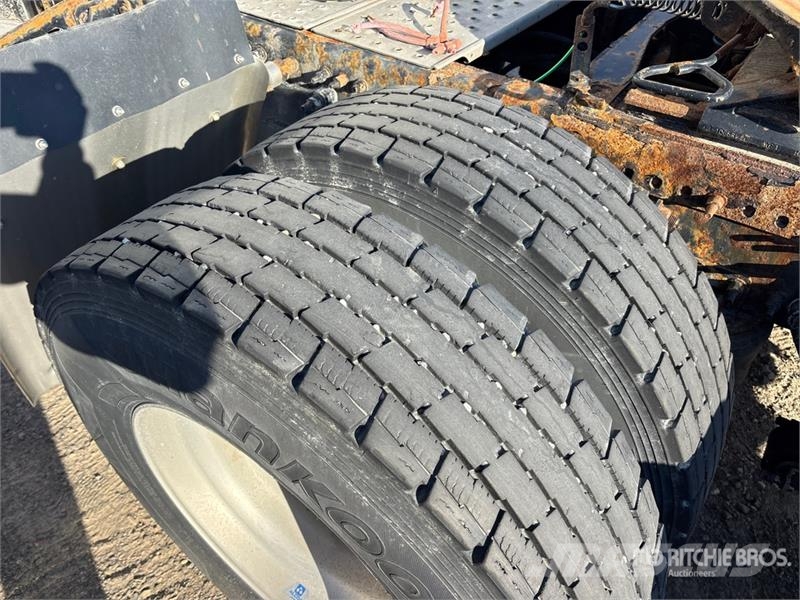Western Star 5700 XE 6x4 T/A Sleeper Truck Tractor 牵引车