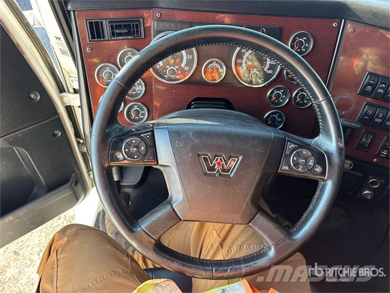 Western Star 5700 XE 6x4 T/A Sleeper Truck Tractor 牵引车