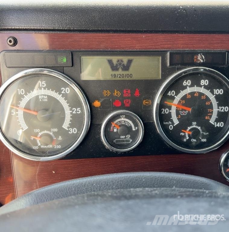 Western Star 5700 XE 6x4 T/A Sleeper Truck Tractor 牵引车