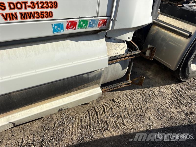 Western Star 5700 XE 6x4 T/A Sleeper Truck Tractor 牵引车